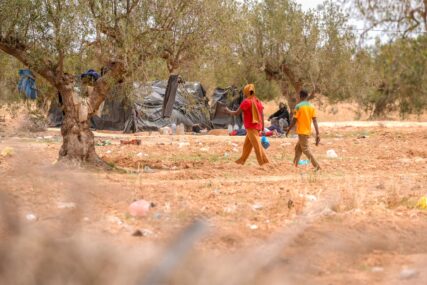 NADA ZA BOLJI ŽIVOT Afrički migranti u teškim uslovima u Sfaxu traže put do Evrope