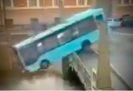 UZNEMIRUJUĆI SNIMAK Autobus pun ljudi pao u rijeku u ruskom gradu, najmanje 7 mrtvih
