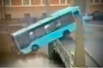 UZNEMIRUJUĆI SNIMAK Autobus pun ljudi pao u rijeku u ruskom gradu, najmanje 7 mrtvih