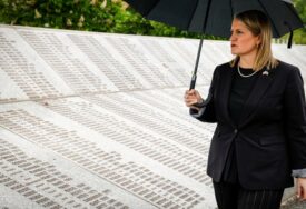Podsekretarka Allen se poklonila žrtvama genocida u Srebrenici