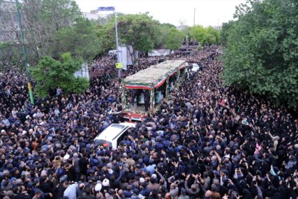 (FOTO) Desetine hiljada prisustvuju ispraćaju Raisija i Abdollahiana u iranskom Tabrizu