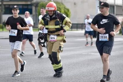 Jasmin iz BiH trči u vatrogasnoj opremi za liječenje oboljelih građana