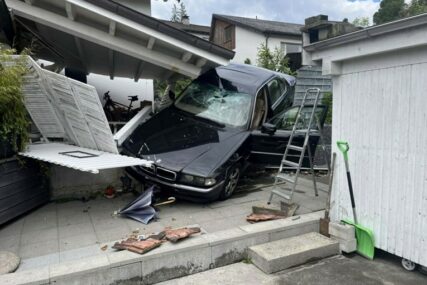 (FOTO) Vozač (79) krenuo parkirati svoj BMW pa završio kod komšije na terasi