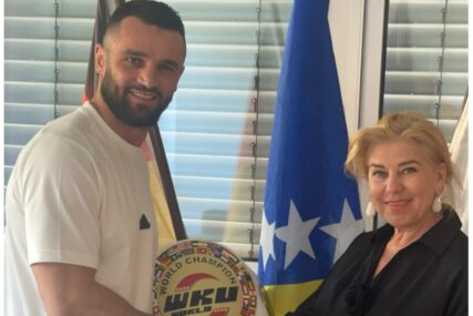 Svjetski prvak u kickboxingu Mesud Selimović posjetio konzulat BiH u Frankfurtu (FOTO)