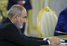 Helikopter armenskog premijera prinudno sletio zbog lošeg vremena