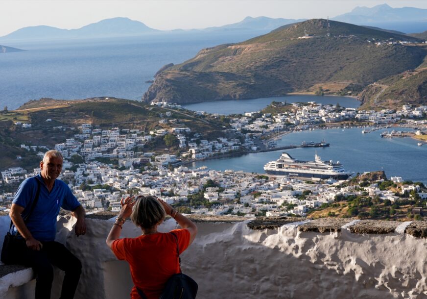 Patmos, sveto grčko ostrvo u plavom Egejskom moru