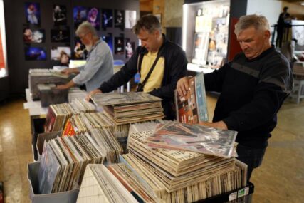 Otvoren sajam gramofonskih ploča u u sarajevskom Ex-Yu Rock centru - Ploče su ponovo in (FOTO)