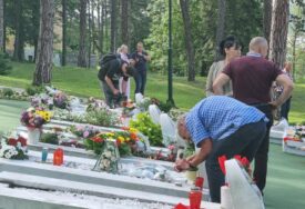 Tuzla: Položeno cvijeće u Aleji mladosti na Slanoj Banji (FOTO)