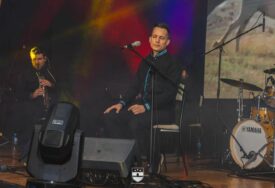 Armin Muzaferija ponovo oduševio u Krajini, publika horski pjevala u Bihaću