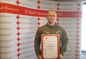 Crveni križ uručio priznanje hrabrom policijskom službeniku MUP-a ZDK Arnelu Kelešturi
