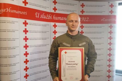 Crveni križ uručio priznanje hrabrom policijskom službeniku MUP-a ZDK Arnelu Kelešturi