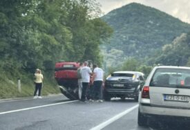 BRADINA Saobraćajna nesreća: Automobil završio na krovu, formiraju se duge kolone (FOTO)