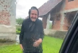 (VIDEO) SNIMAK KOJI KIDA DUŠU Baka roni suze na kiši, dok automobil odlazi, a razlog je BOLAN: Ostaneš bez riječi...