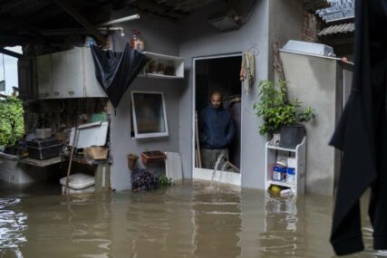 Poplave u Brazilu, stanovnici zaglavljeni na krovovima kuća u saveznoj državi Rio Grande do Sul
