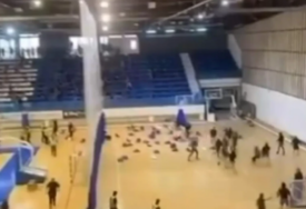 Haos u Crnoj Gori: Navijači upali na teren i bacali stolice, utakmica odmah prekinuta (VIDEO)