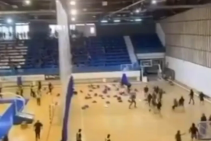 Haos u Crnoj Gori: Navijači upali na teren i bacali stolice, utakmica odmah prekinuta (VIDEO)