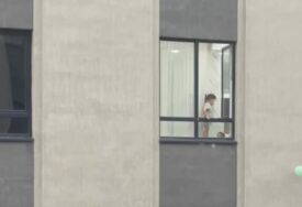 Dijete se popelo na prozor, roditelji se pojavili tek kad su čuli galamu komšija (VIDEO)