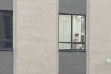 Dijete se popelo na prozor, roditelji se pojavili tek kad su čuli galamu komšija (VIDEO)