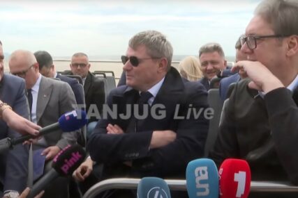 Autobus sa Vučićem i Dodikom se zaglavio u blatu, morali su izaći (VIDEO)