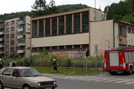 Eksplozija u trafostanici u tuzlanskom naselju Skojevska: Vatrogasci na terenu