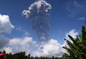 Erupcija vulkana Ibu, evakuacija stanovništva u toku (VIDEO)