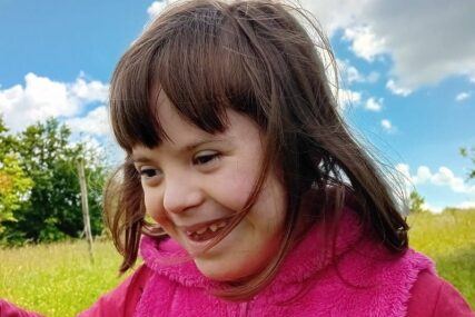 Apel za liječenje: Hana ima Downov sindrom i ne čuje, pomozimo joj
