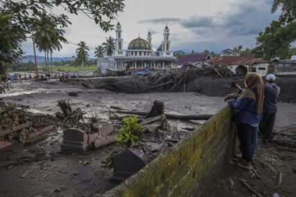 Više od 40 poginulih u poplavama i odronu hladne lave u Indoneziji
