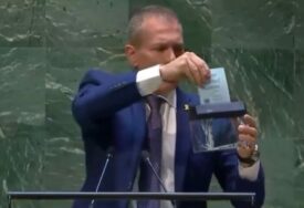 Sraman čin: Izraelski ambasador uništio Povelju UN-a (VIDEO)