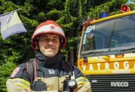 HUMANA AKCIJA Jasmin Žigić (39) trči u vatrogasnoj opremi za liječenje oboljelih ljudi