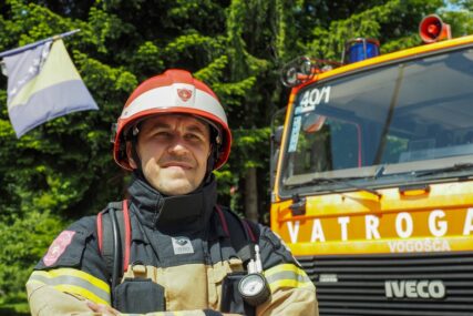 HUMANA AKCIJA Jasmin Žigić (39) trči u vatrogasnoj opremi za liječenje oboljelih ljudi