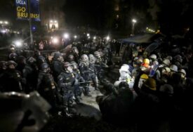 Policija u Kaliforniji pod punom opremom razbila pro-palestinski protestni kamp na UCLA-ju
