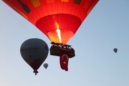 Brojni turisti uživali u letenju balonima u turskoj Kapadokiji