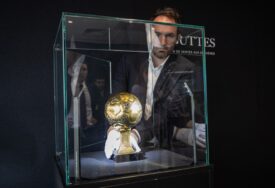 Zlatna lopta Diega Maradone, koja je bila izgubljena desetljećima, pojavila se na aukciji