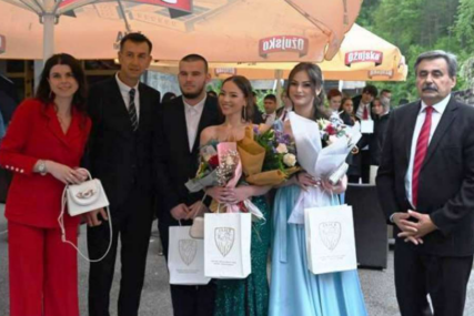Općina Jajce maturantima platila zabavu, a učenike generacije nagradila novčanim poklonima