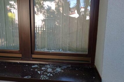 Razbijen prozor na medresi u Banjoj Luci, vandale snimila nadzorna kamera