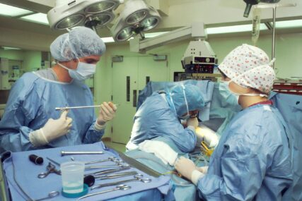 Dva mjeseca nakon operacije! Umro prvi čovjek koji je primio modifikovani svinjski bubreg