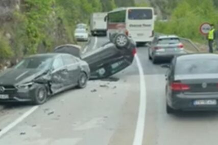 Teška saobraćajna nesreća kod Jablanice: Sudar tri automobila, jedno završilo na krovu (VIDEO)