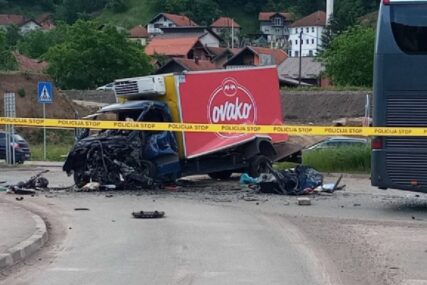 TEŠKA NESREĆA U sudaru kamiona i autobusa u Nemili kod Zenice poginuo vozač iz Kaknja