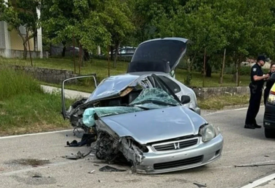Stravična nesreća kod Sinja, automobil se bukvalno prepolovio