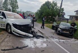 CAZIN Direktan sudar putničkih automobila: Komšija snimio nesreću (VIDEO)