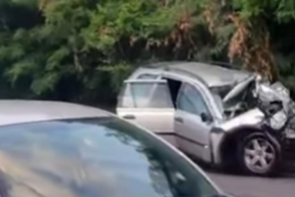 Teška nesreća u Srbiji: U sudaru poginuo vozač, više od 20 povrijeđenih (VIDEO)