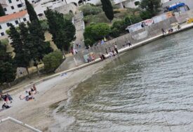 Veliki broj turista uživa u jedinom bh. gradu na Jadranu: Otvoren sezona kupanja u Neumu (FOTO)