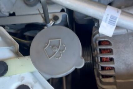 Automehaničar podigao haubu automobila kojeg nikad ne bi kupio, pa poručio: "Ovaj auto je šala!" (VIDEO)