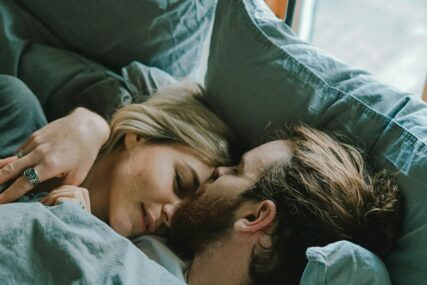 Ova navika prije spavanja možda ubija vašu vezu