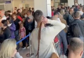 Putnici ogorčeni: Ogromne gužve na pasoškoj kontroli Aerodroma Sarajevo, rade samo dva šaltera
