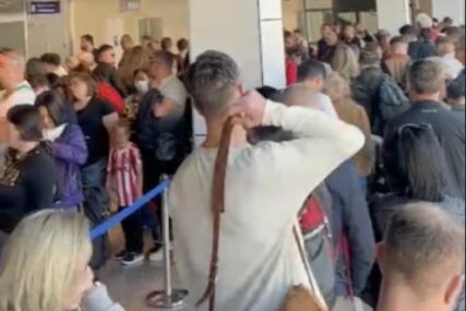 Putnici ogorčeni: Ogromne gužve na pasoškoj kontroli Aerodroma Sarajevo, rade samo dva šaltera