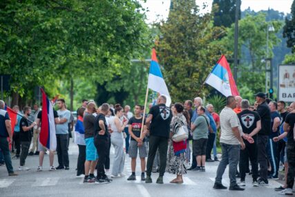 U Podgorici održan protest zbog usvajanja Rezolucije o Srebrenici u UN-u