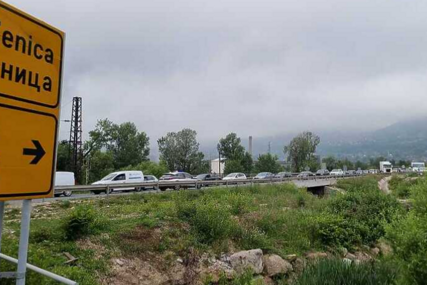 Policijska potjera u Zenici: Bježali automobilom pa se survali u kanal! (VIDEO)