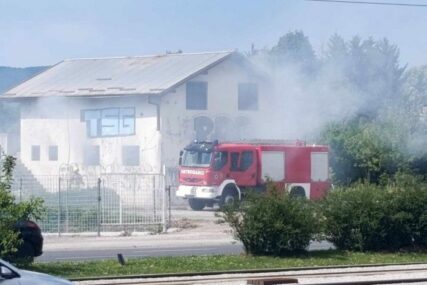Požar na Stupu u Sarajevu: Vatrogasci gasili vatru