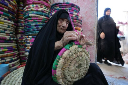 Zanimljiva priča iz Iraka: U ovom selu skoro sve žene izrađuju tradicionalne prostirke (FOTO)